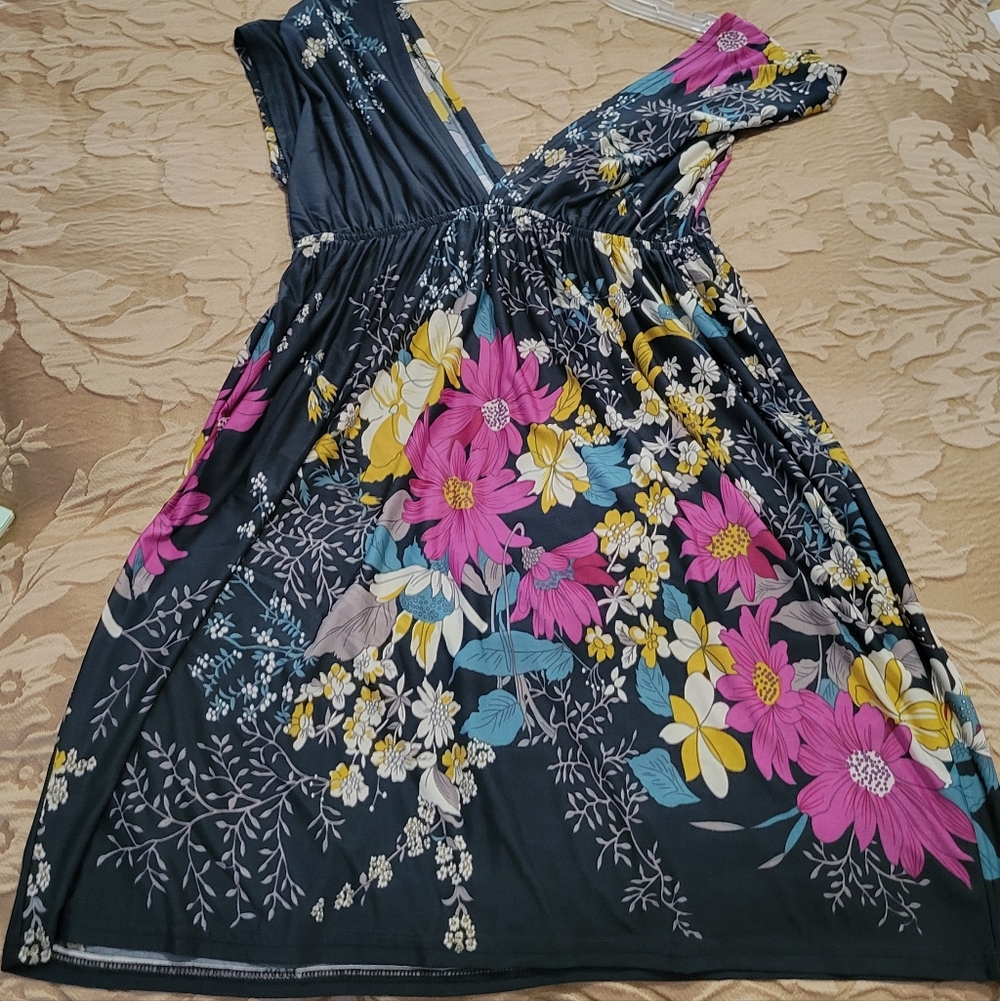 FLORAL V-NECK MAXI DRESS SIZE SMALL